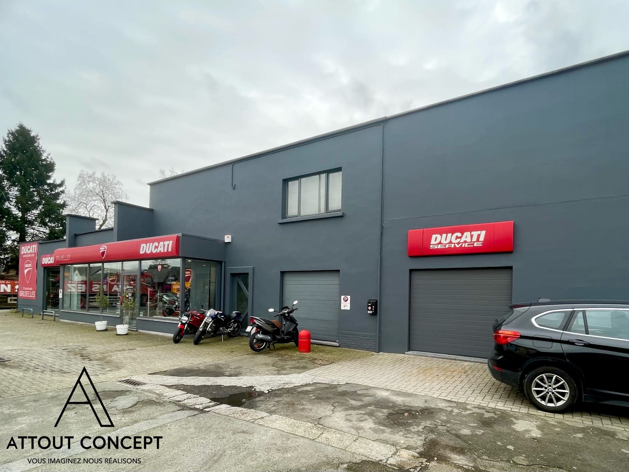Façade en briques peinte en gris anthracite de la concession Ducati Bruxelles